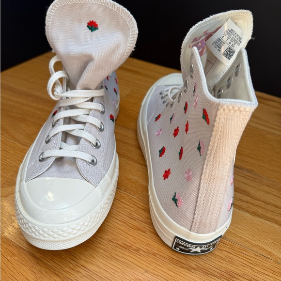 Converse Chuck Taylor  White High-Tops with Red and Green Floral Design NEW - Picture 5 of 10